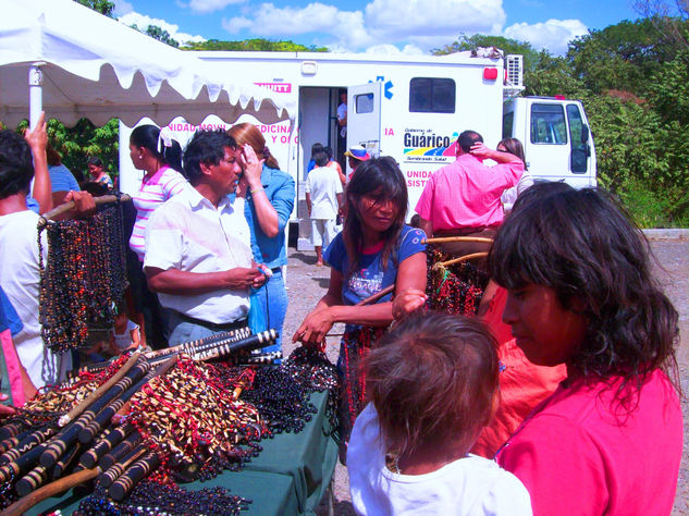 Indìgenas Panare de Valle de la Pascua exponen sus artesanias en el Sombrero.Edo.Guàrico. 