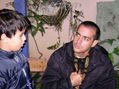 3 fotografias en serie.No.1 de padre e hijo conversando sobre....