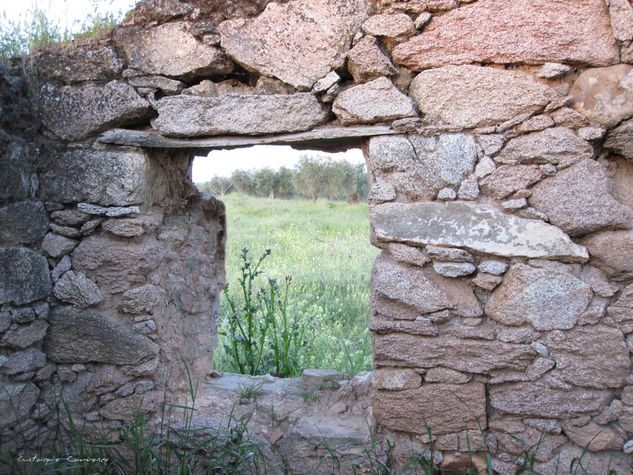 Paisaje a través de ventana de piedra Arquitectura e interiorismo Color (Digital)