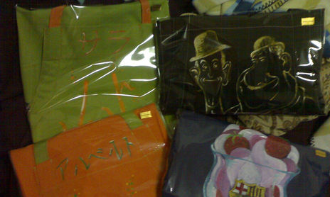 Delantales 18€,bolsos 20€,manteles desde 15€,cortinas,etc  confeccionados  y pintados a mano