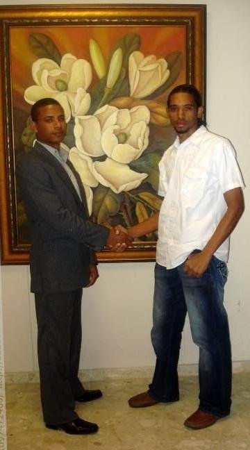 con mi amigo fausto esta foto fue en su expocion este es uno de sus cuadros