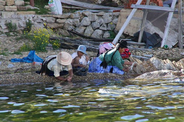 Limpiando pescado en la orilla del lago III