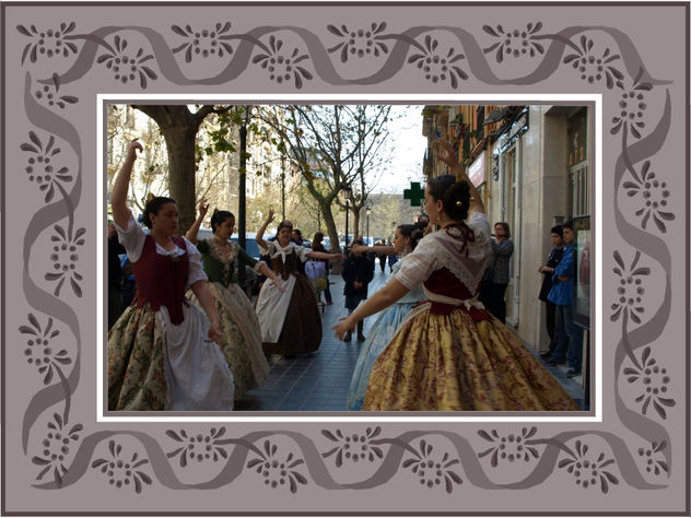 FALLERES AL CARRER