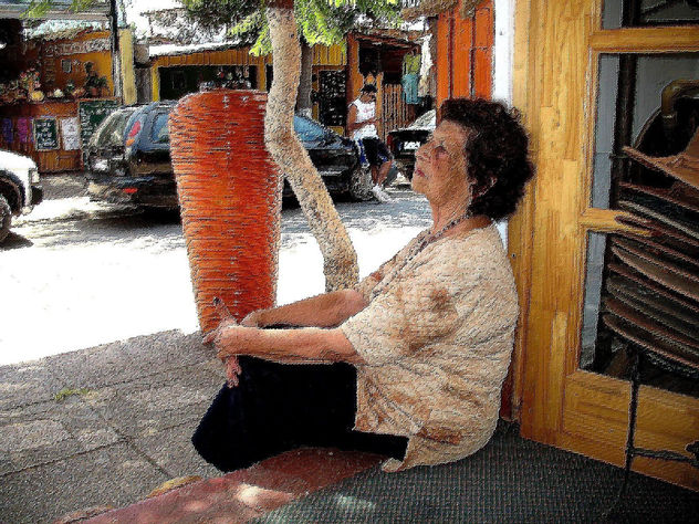 Mujer sentada en la calle