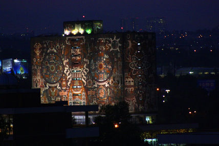 Biblioteca en la noche