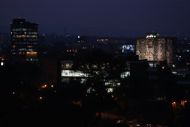 Rectoría y Biblioteca Central por la noche 