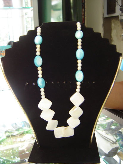Collar de Nacar blanco y celeste turquesa 