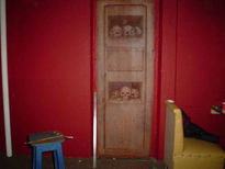 Puerta con calaveras