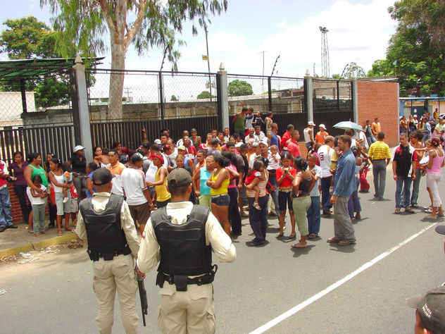 Grupo de persona Protestando ante una situacion Social
