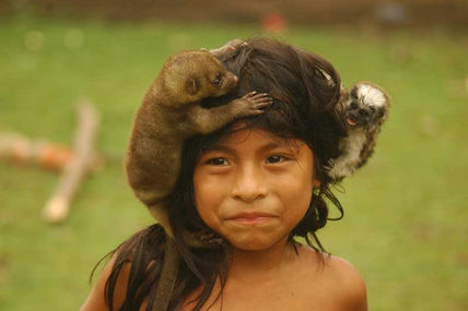 Niña con Monos