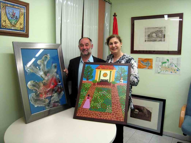 Dos obras solidarias adquiridas por el  Excelentísimo Ayuntamiento de Costantí
