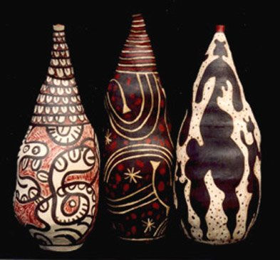 Conjunto de vasos com figuração mista africana. 