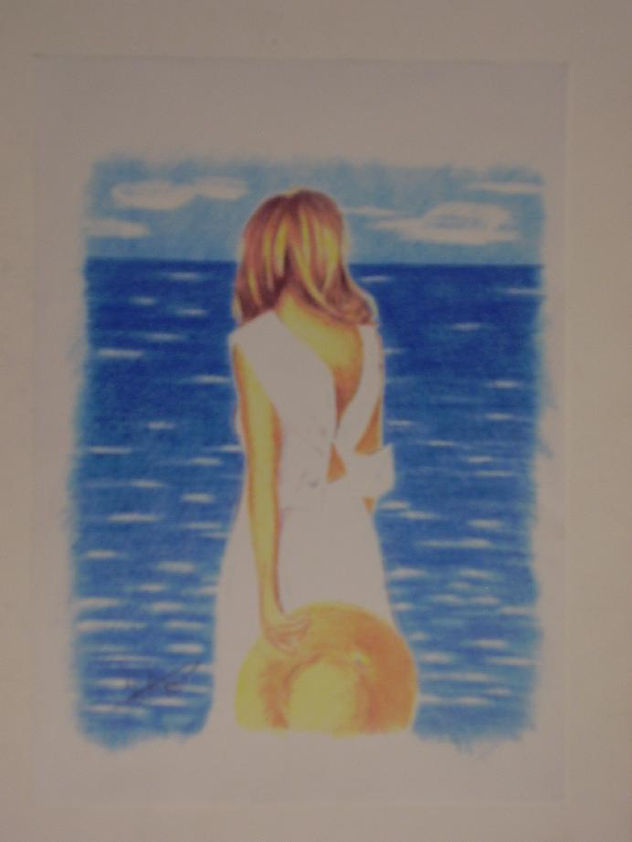 Chica mirando al mar