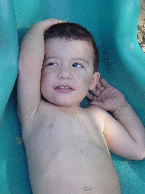 hermano recostado