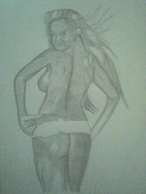 Desnudo,con brazos en jarra.