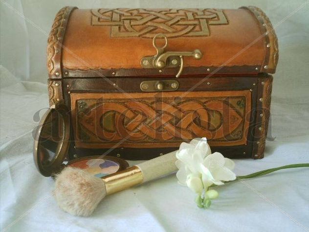 Cofre de Cuero Labrado en Relieve- Diseño Celta- Leather Chest Relief-carved- 2010