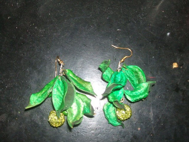 aros con fruto color verde