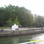 Mujer visita Paris thumbnail 1