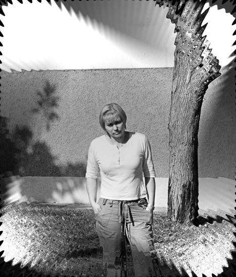 MUSA BAJO EL SOL Retrato Blanco y Negro (Digital)