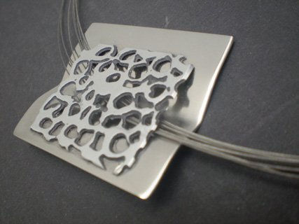 Collar de acero y aluminio calado