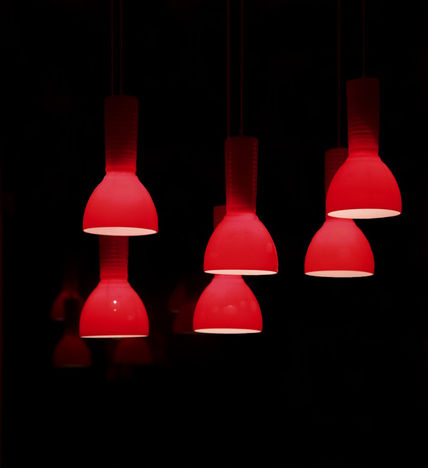 Rojo sobre negro