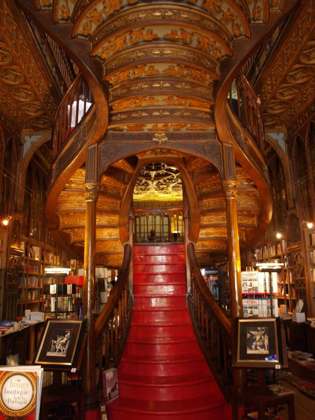 Escalera de la Librería "Lello e Irmao" Oporto (Portugal)