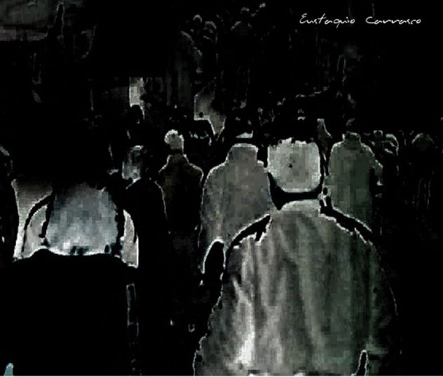 Calle nocturna con personas
