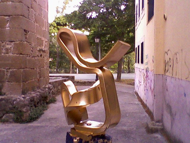 POR ESO ESTÁ EN EL CALLEJÓN Escultura en Plasencia Mixta Abstracta