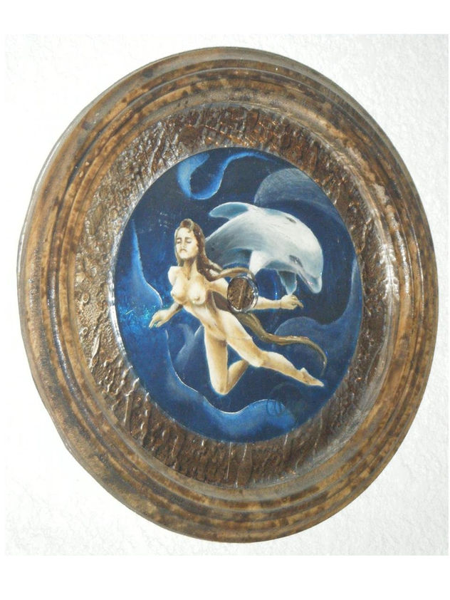 MUJER CON DELFIN