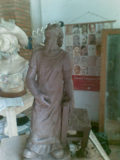 Una silla puede ser divertida Pottery Figurative