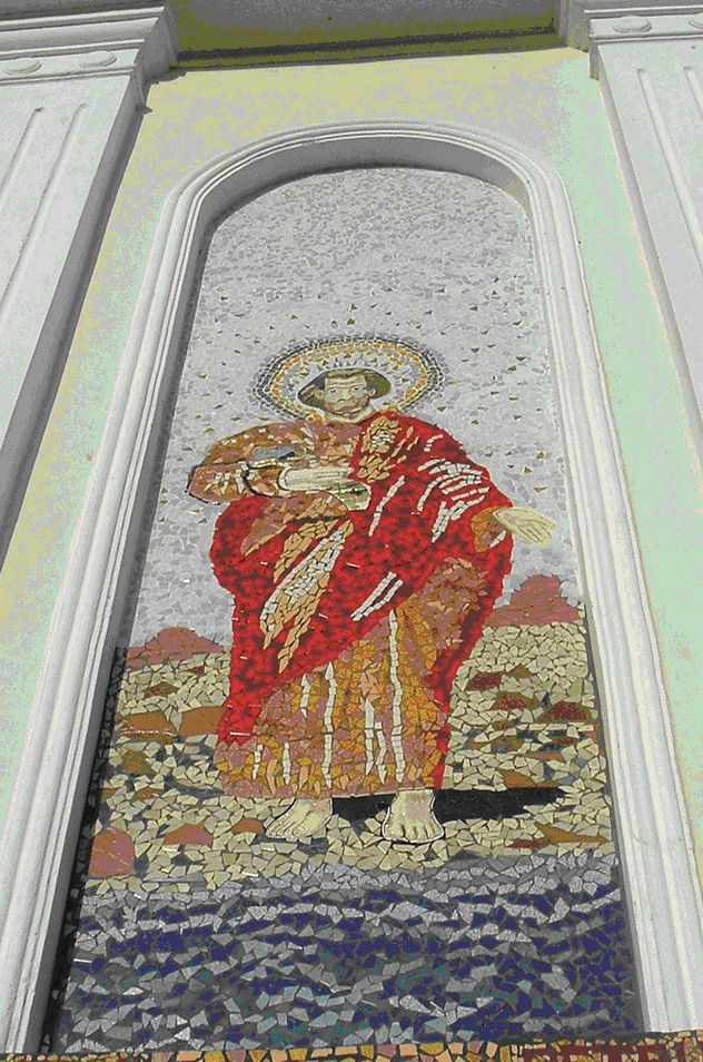 mural en mosaico musivari- trencadis de San Pedro Apostol