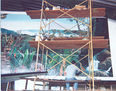 Artista trabajando mural
