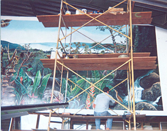 Artista trabajando mural 