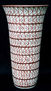 Vaso com desenhos geométricos lineares sobre fundo branco.