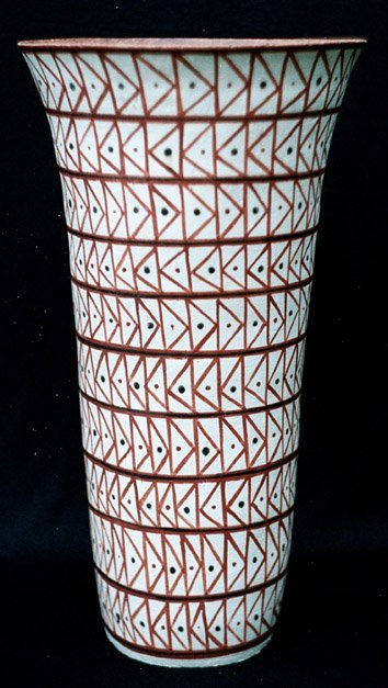 Vaso com desenhos geométricos lineares sobre fundo branco.