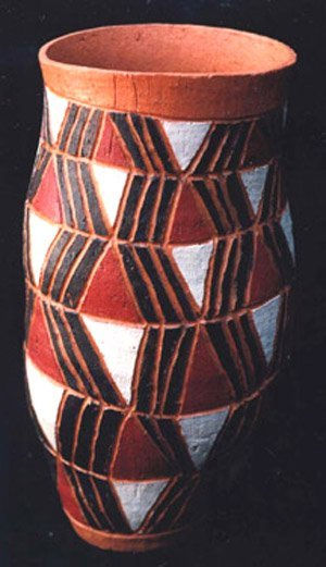 Vaso com figuras geométricas gravadas.