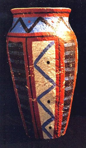 Vaso texturizado e com desenhos geométricos lineares.