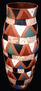 Vaso em camadas sobrepostas com figuras geométricas coloridas.