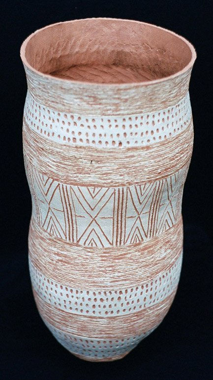 Vaso branco com gravações lineares geométricas.