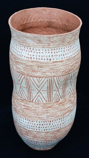 Vaso branco com gravações lineares geométricas. 