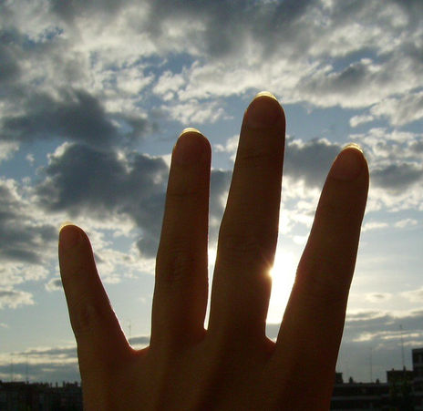 Mano y sol III