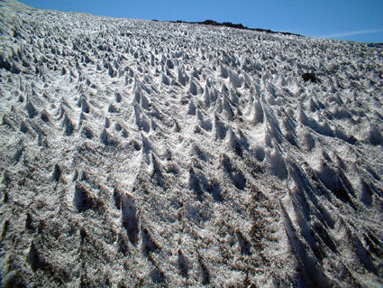 Agujas de nieve en un volcan