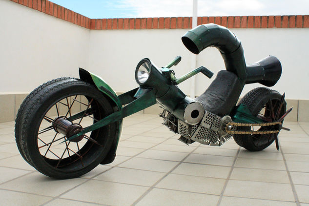 Moto Iron Figurative