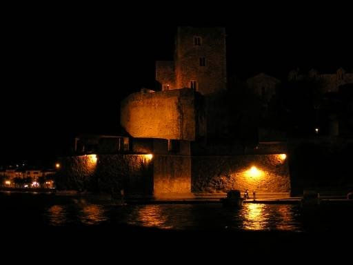 Collioure, Fuerte y Cálida de Noche Arquitectura e interiorismo Color (Digital)