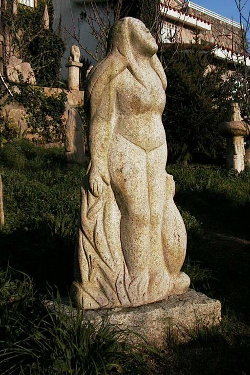 MUJER CON  VASIJA