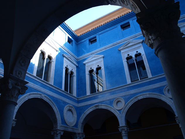 PATIO AZUL