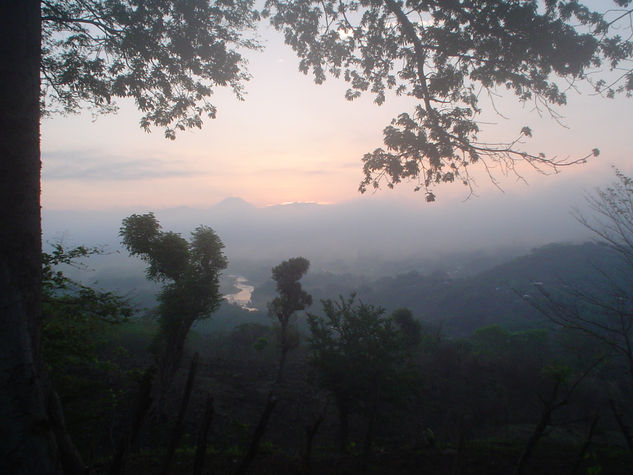 Un amanecer, una frontera, dos comienzos. 