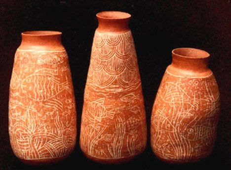 Conjunto de vasos com figuras gravadas. 