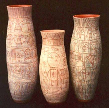 Conjunto de vasos com figuras antropomórficas gravadas.