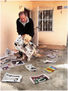 Yuri recogiendo el periódico 1